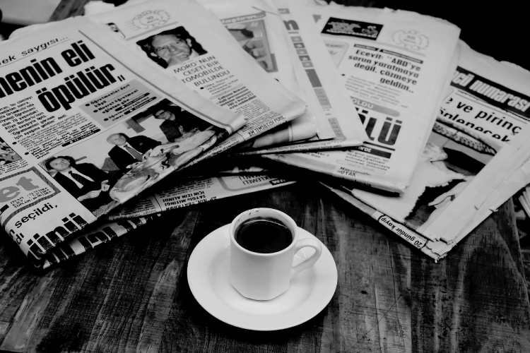英字新聞とコーヒーの画像
